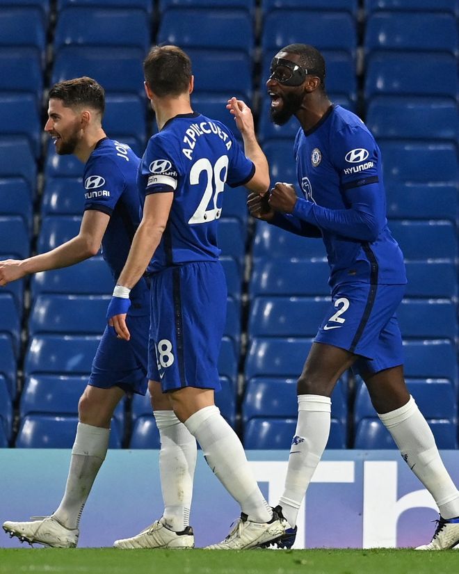 曼联主场迎战西汉姆联，两队均形势不佳，曼联有望取胜。